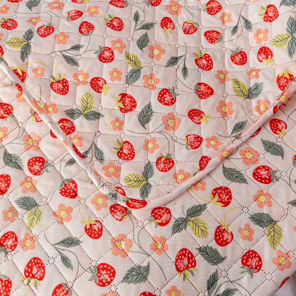 Cuvertura de pat STRAWBERRY roz Dimensiune: 220 x 240 cm
