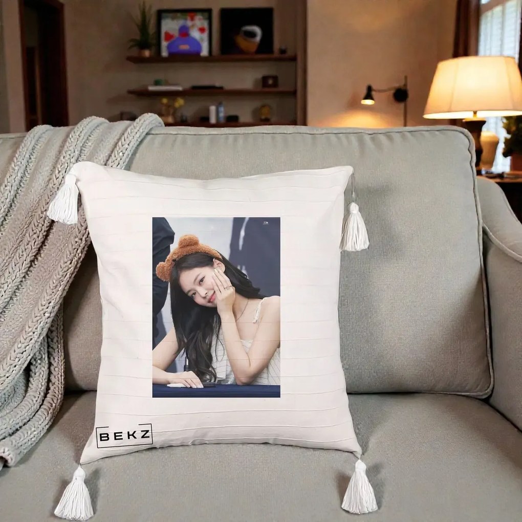 Perna Personalizata K-pop BLACKPINK Jennie Cute cu Diadema Ursulet, 40x40 cm, Bej cu Franjuri, Husa Detasabila, Perna Inclusa, BEKZ®