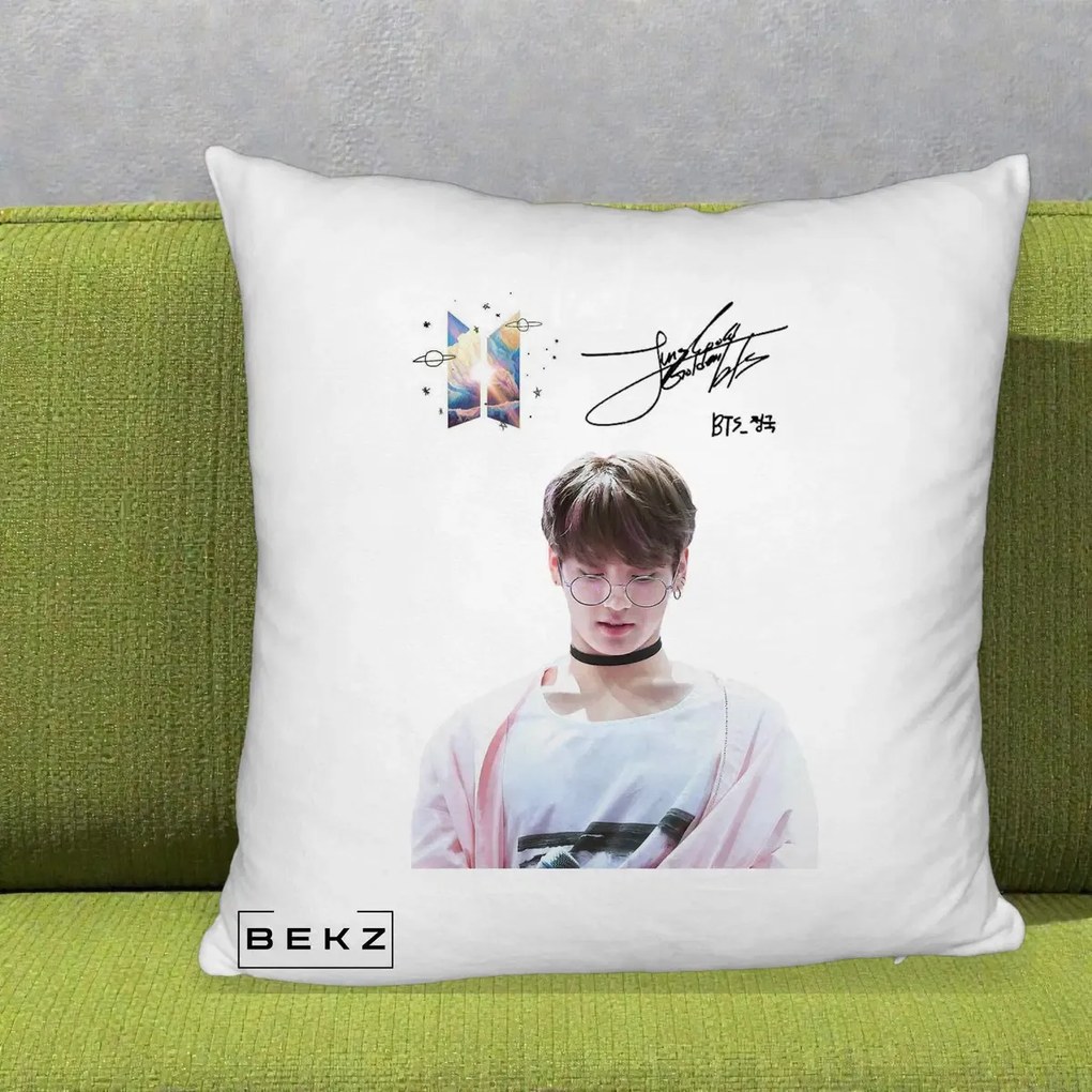 Perna Personalizata K-pop BTS Jungkook Portret cu Ochelari Autograf, 40x40 cm, Alb Pufos, Husa Detasabila, Perna Inclusa, BEKZ®