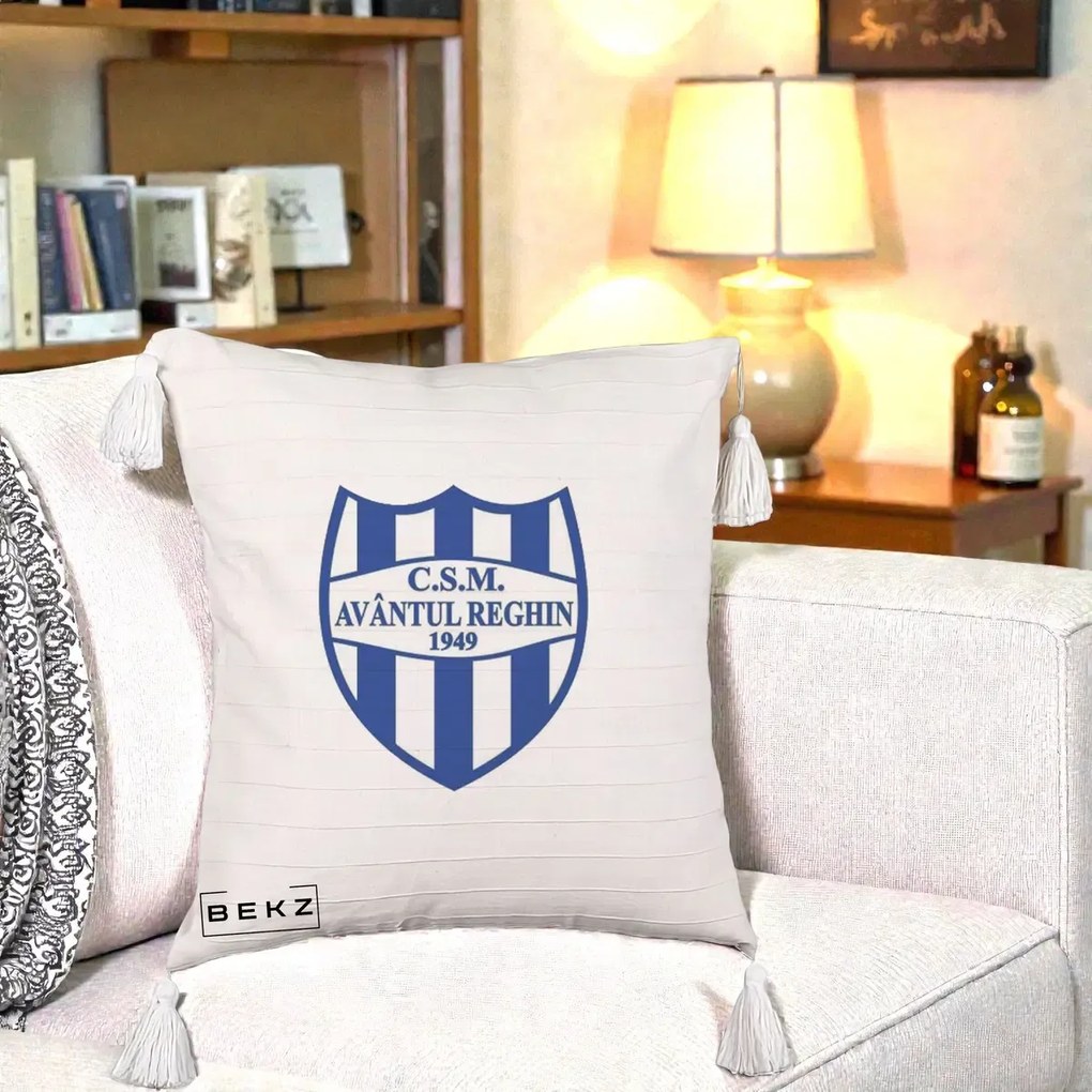Perna Personalizata CSM Avantul Reghin 1949, 40x40 cm, Bej cu Franjuri, Husa Detasabila, Perna Inclusa, BEKZ®