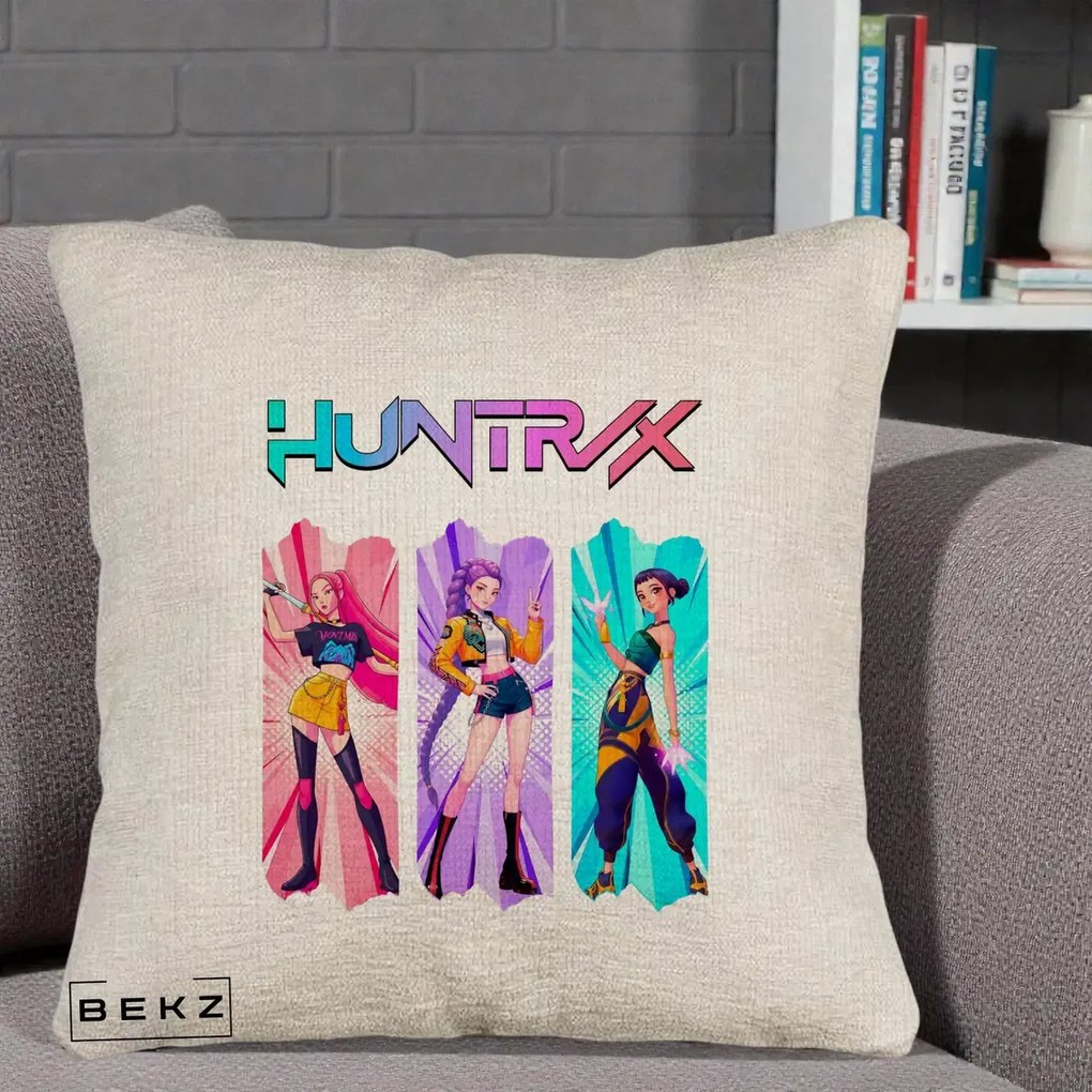 Perna Personalizata K-pop HUNTRX Trio cu Pisica in Benzi, 40x40 cm, Bej Canapea, Husa Detasabila, Perna Inclusa, BEKZ®