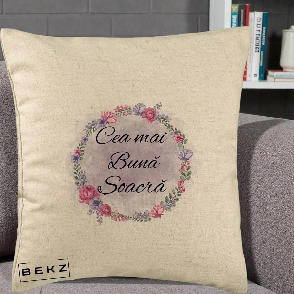 Cadou pentru Soacra - Perna Personalizata Cea mai Buna Soacra cu Coronita Flori Roz si Mov, 40x40 cm, Bej, Husa Detasabila, Perna Inclusa, BEKZ®