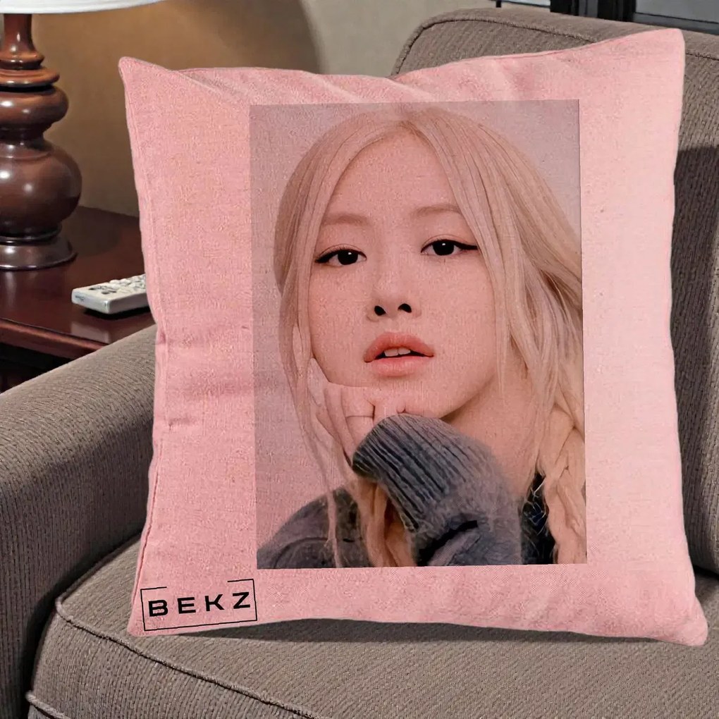 Perna Personalizata K-pop BLACKPINK Rose cu Jucarie de Plus, 40x40 cm, Roz, Husa Detasabila, Perna Inclusa, BEKZ®