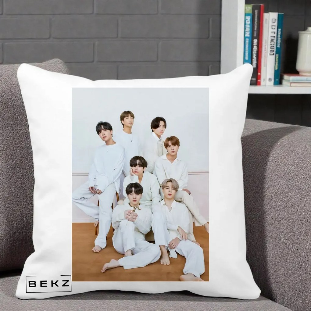 Perna Personalizata K-pop BTS Foto Grup All-White Elegant, 40x40 cm, Alba Mata, Husa Detasabila, Perna Inclusa, BEKZ®