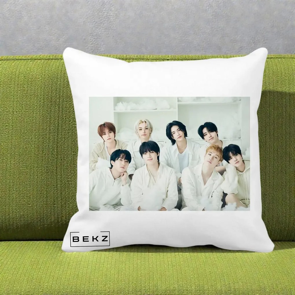 Perna Personalizata K-pop Stray Kids Foto Grup Alb All-White cu 8 Membrii, 40x40 cm, Alba Mata, Husa Detasabila, Perna Inclusa, BEKZ®