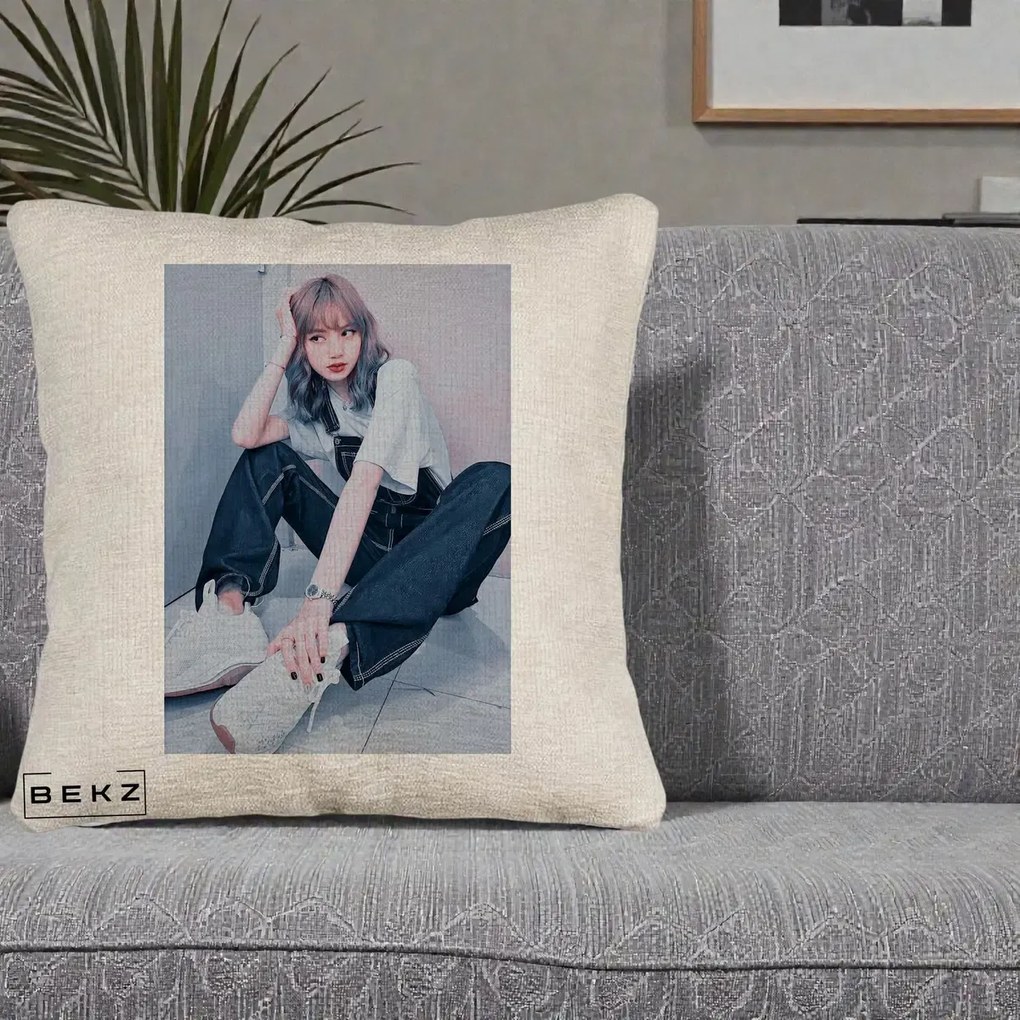 Perna Personalizata K-pop BLACKPINK Lisa, 40x40 cm, Bej Canapea, Husa Detasabila, Perna Inclusa, BEKZ®