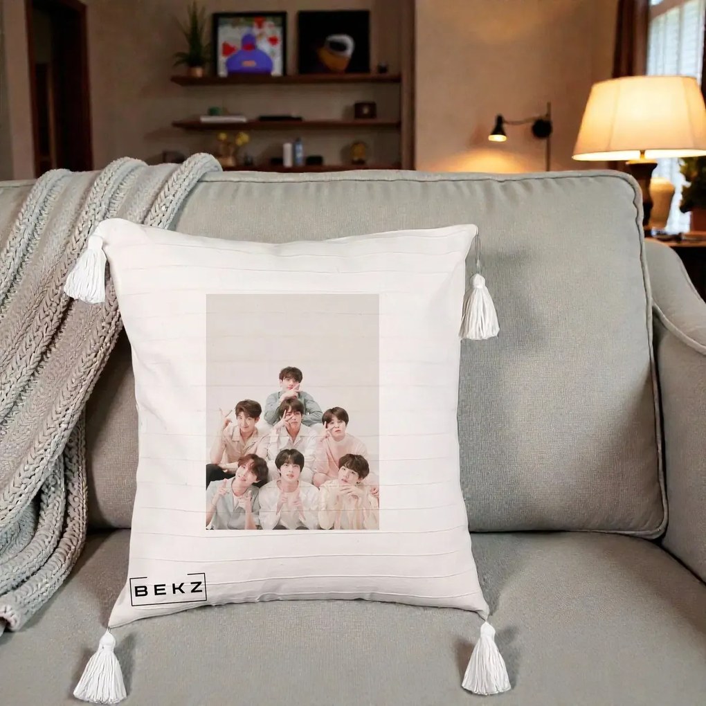 Perna Personalizata K-pop BTS Foto Grup Pastel, 40x40 cm, Bej cu Franjuri, Husa Detasabila, Perna Inclusa, BEKZ®