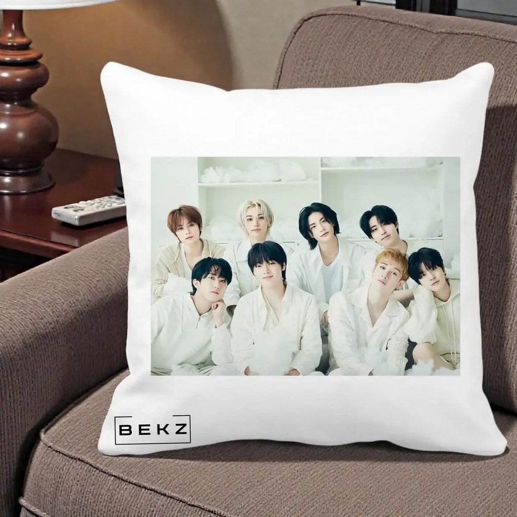 Perna Personalizata K-pop Stray Kids Foto Grup Alb All-White cu 8 Membrii, 40x40 cm, Alba Mata, Husa Detasabila, Perna Inclusa, BEKZ®