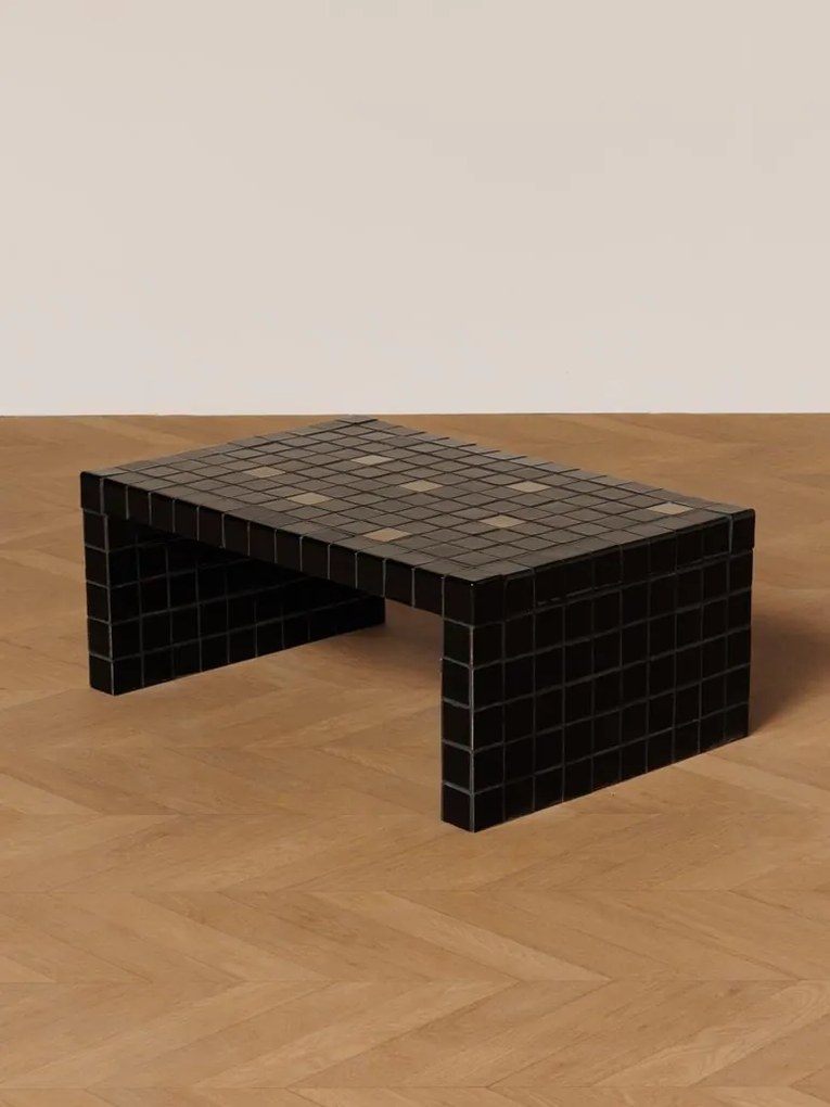 Măsuță de cafea dreptunghiulară din ceramică, negru și auriu, mozaic cu plăcuțe aurii, finisaj lucios, 32 x 80 x 53 cm, „Alpha”