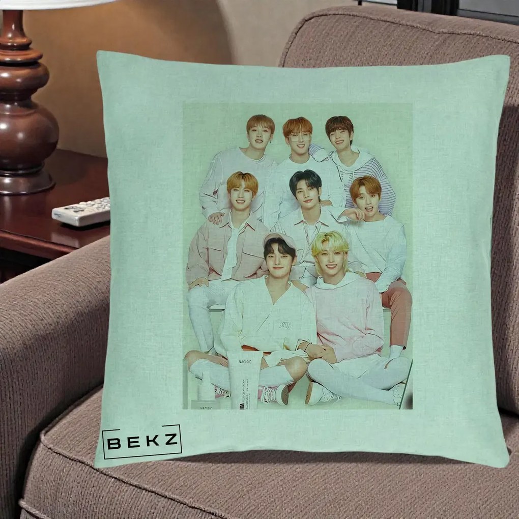 Perna Personalizata K-pop Stray Kids Foto Grup Pastel Roz-Alb cu 8 Membrii, 40x40 cm, Verde Menta, Husa Detasabila, Perna Inclusa, BEKZ®