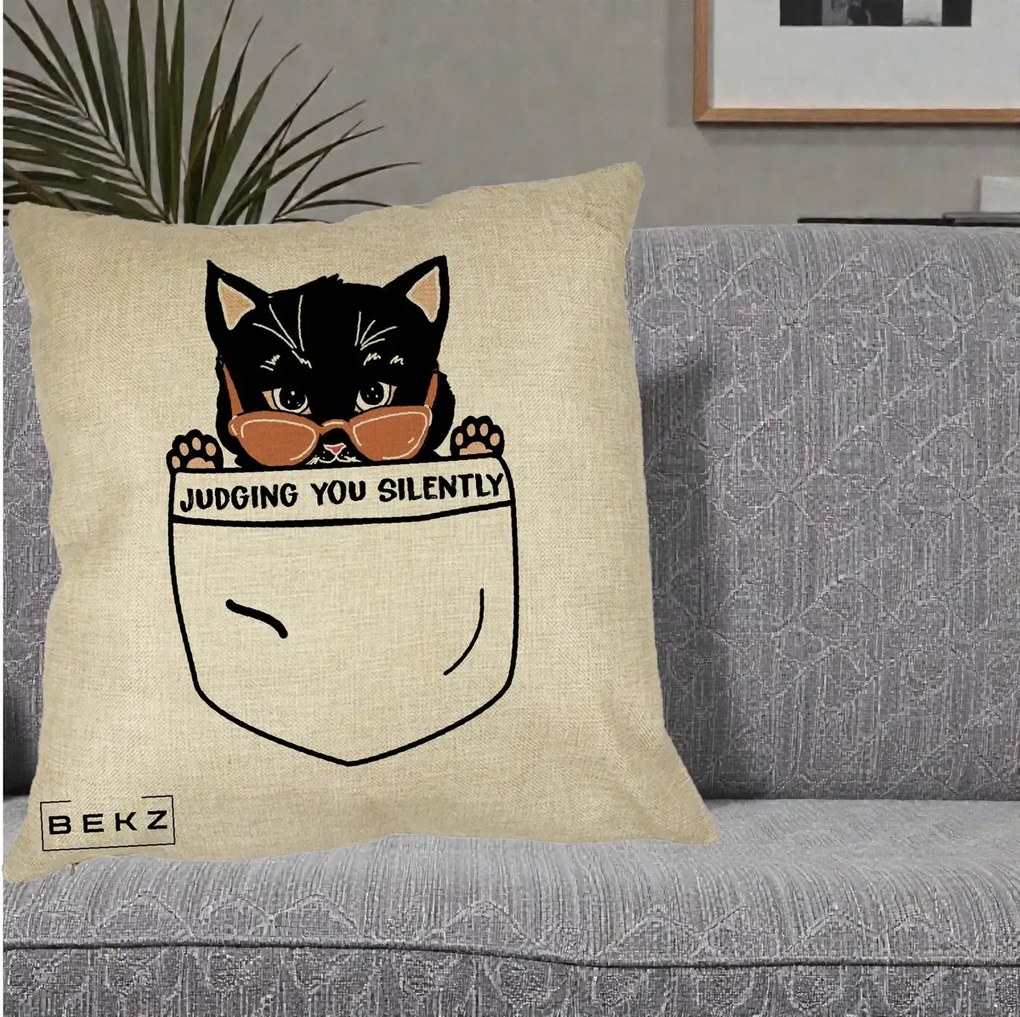 Perna Decorativa Judging You Silently Pisica Buzunar, 40x40 cm, Crem, Husa Detasabila, Perna Inclusa, BEKZ®