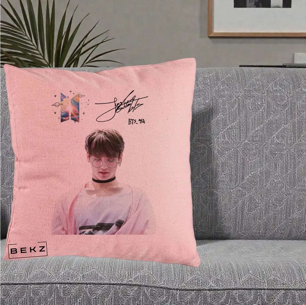 Perna Personalizata K-pop BTS Jungkook Portret cu Ochelari Autograf, 40x40 cm, Roz, Husa Detasabila, Perna Inclusa, BEKZ®