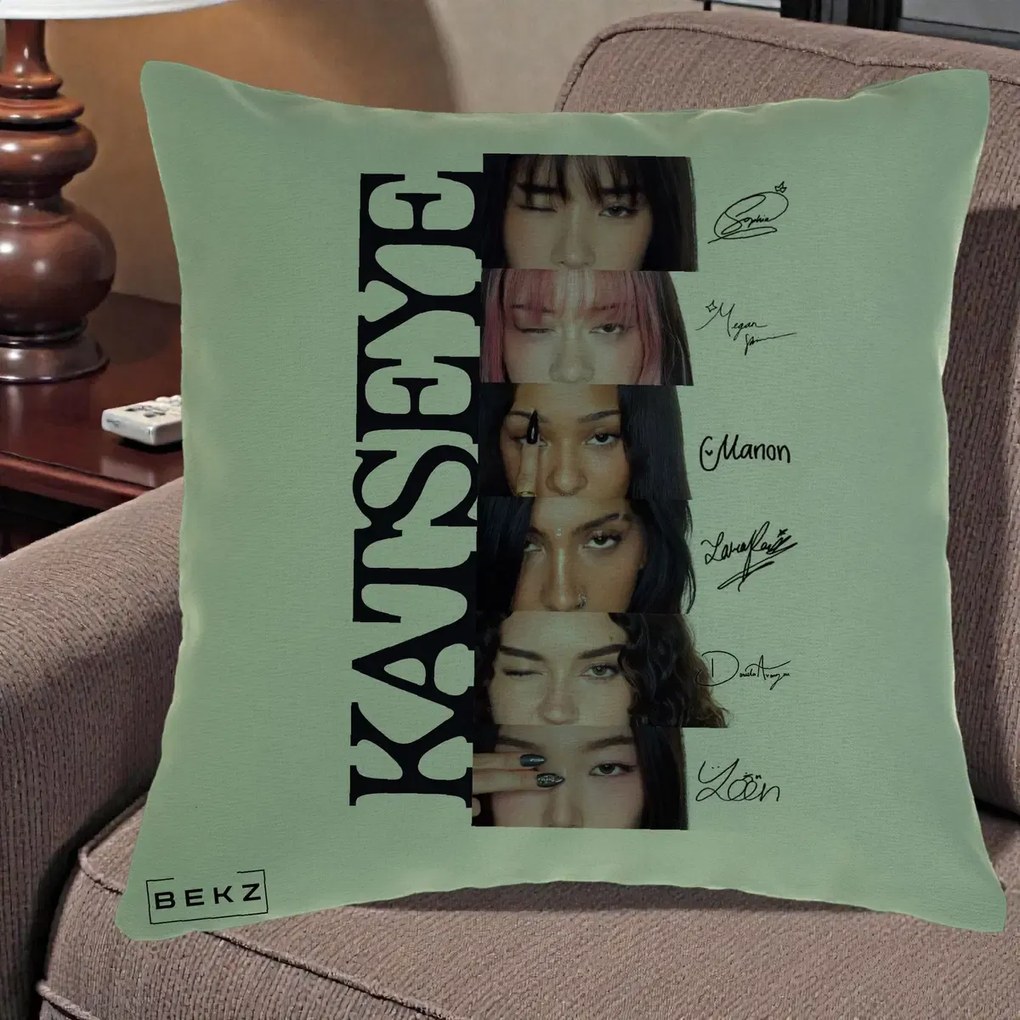 Perna Personalizata K-pop KATSEYE Semnaturi Membre Foto, 40x40 cm, Verde, Husa Detasabila, Perna Inclusa, BEKZ®