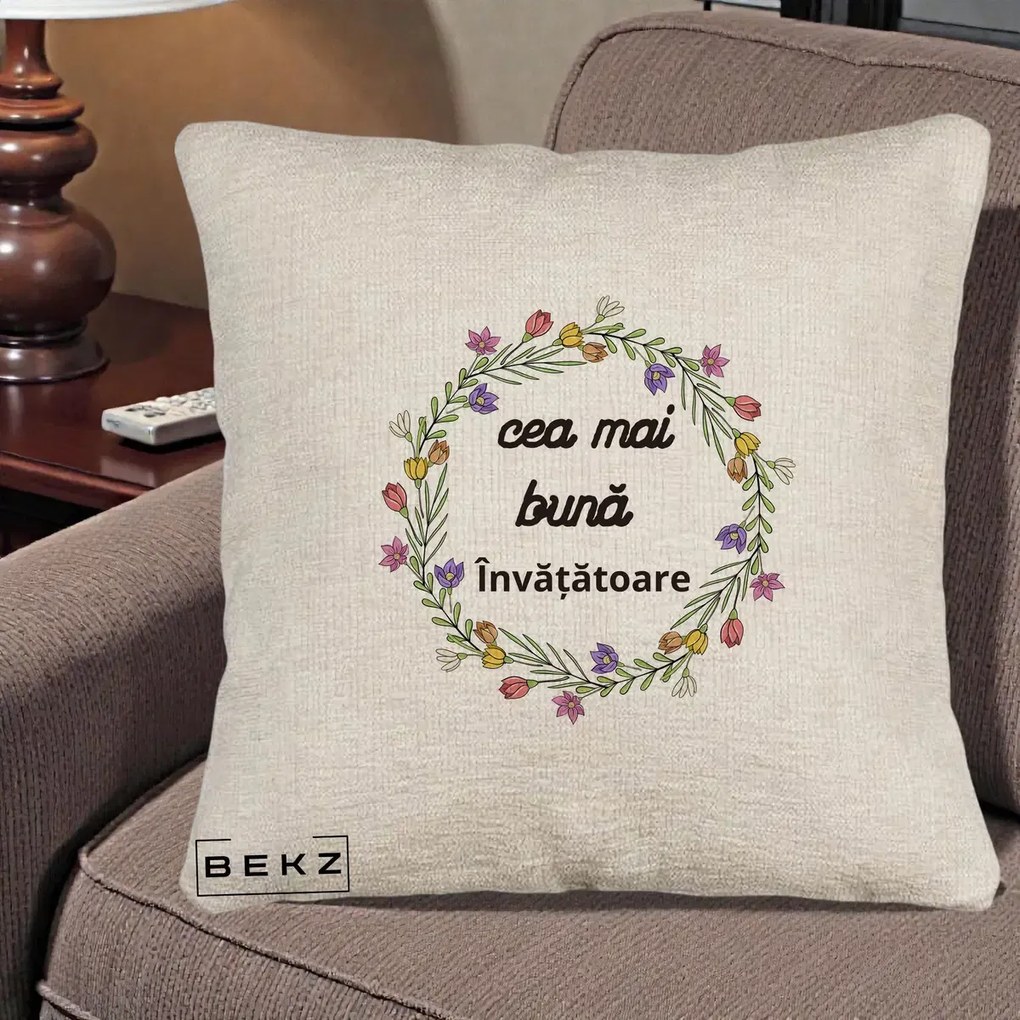 Cadou pentru Invatatoare - Perna Personalizata Cea mai Buna Invatatore cu Coronita Florala Colorata, 40x40 cm, Bej Canapea, Husa Detasabila, Perna Inclusa, BEKZ®