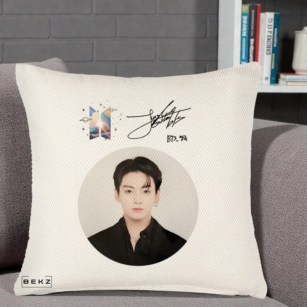 Perna Personalizata K-pop BTS Jungkook Portret cu Autograf, 40x40 cm, Crem Reliefat, Husa Detasabila, Perna Inclusa, BEKZ®