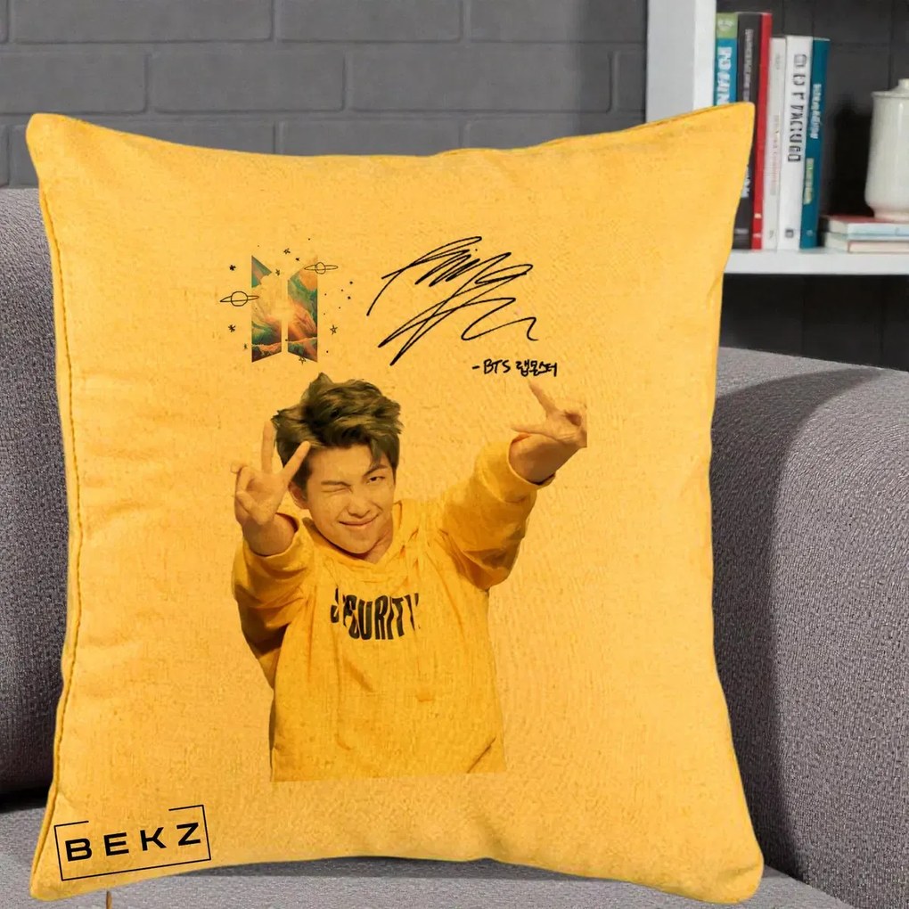 Perna Personalizata K-pop BTS RM Namjoon Hanorac Galben Autograf, 40x40 cm, Galben, Husa Detasabila, Perna Inclusa, BEKZ®