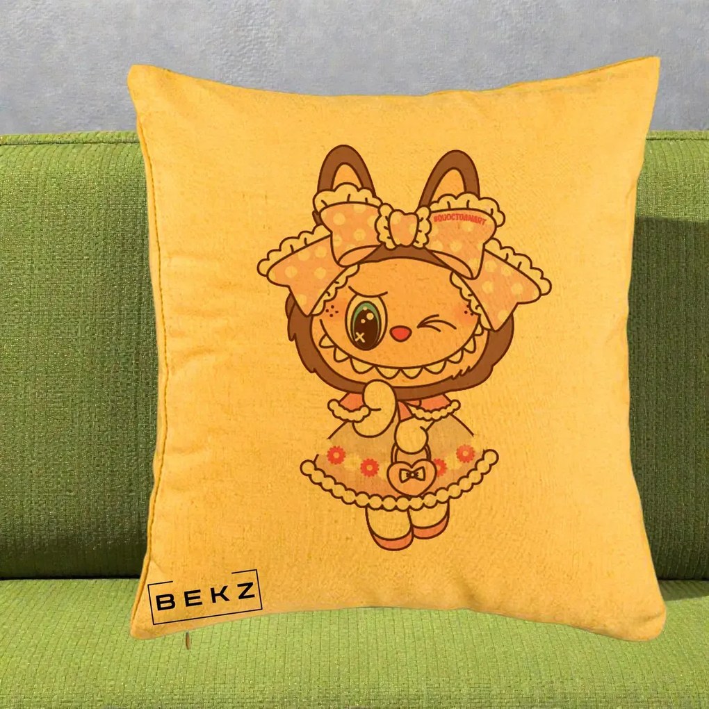 Perna Personalizata Labubu Lolita Roz cu Dantela, 40x40 cm, Galben, Husa Detasabila, Perna Inclusa, BEKZ®