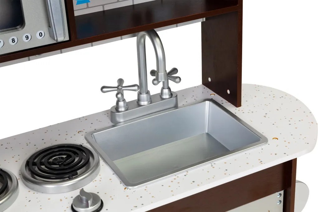 Bucătărie pentru copii din lemn cu dulapuri și frigider