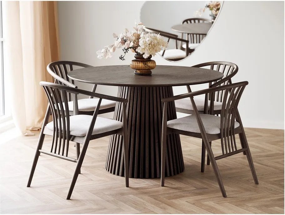 Scaun de dining maro închis cu cotiere din lemn de stejar Agustin – House Nordic