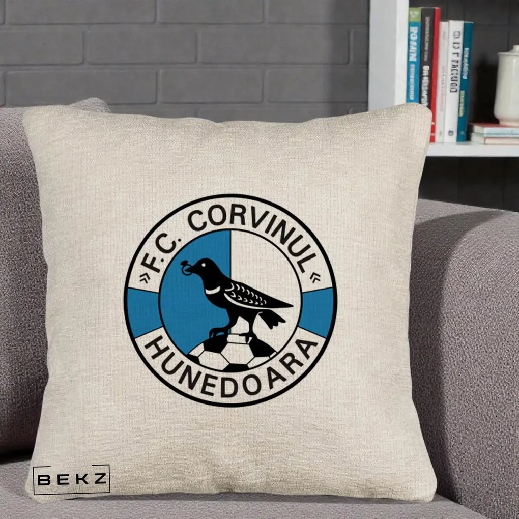 Perna Personalizata FC Corvinul Hunedoara Fotbal, 40x40 cm, Bej Canapea, Husa Detasabila, Perna Inclusa, BEKZ®