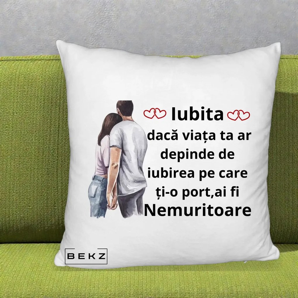Cadou pentru Iubita - Perna Personalizata Iubita Nemuritoare cu Cuplu Acuarela Roz si Inimi, 40x40 cm, Alb Pufos, Husa Detasabila, Perna Inclusa, BEKZ®