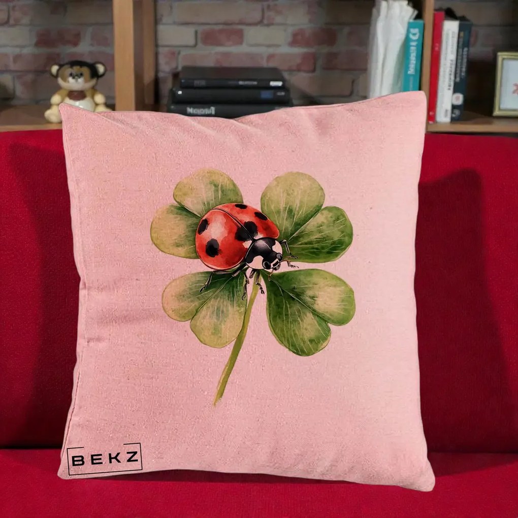 Perna Decorativa Buburuza Norocoasa pe Trifoi cu Patru Foi, 40x40 cm, Roz, Husa Detasabila, Perna Inclusa, BEKZ®