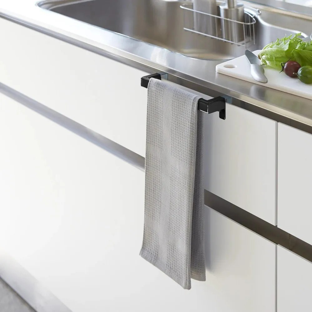 Suport pentru prosoape de bucătărie negru de agățat Tower – YAMAZAKI