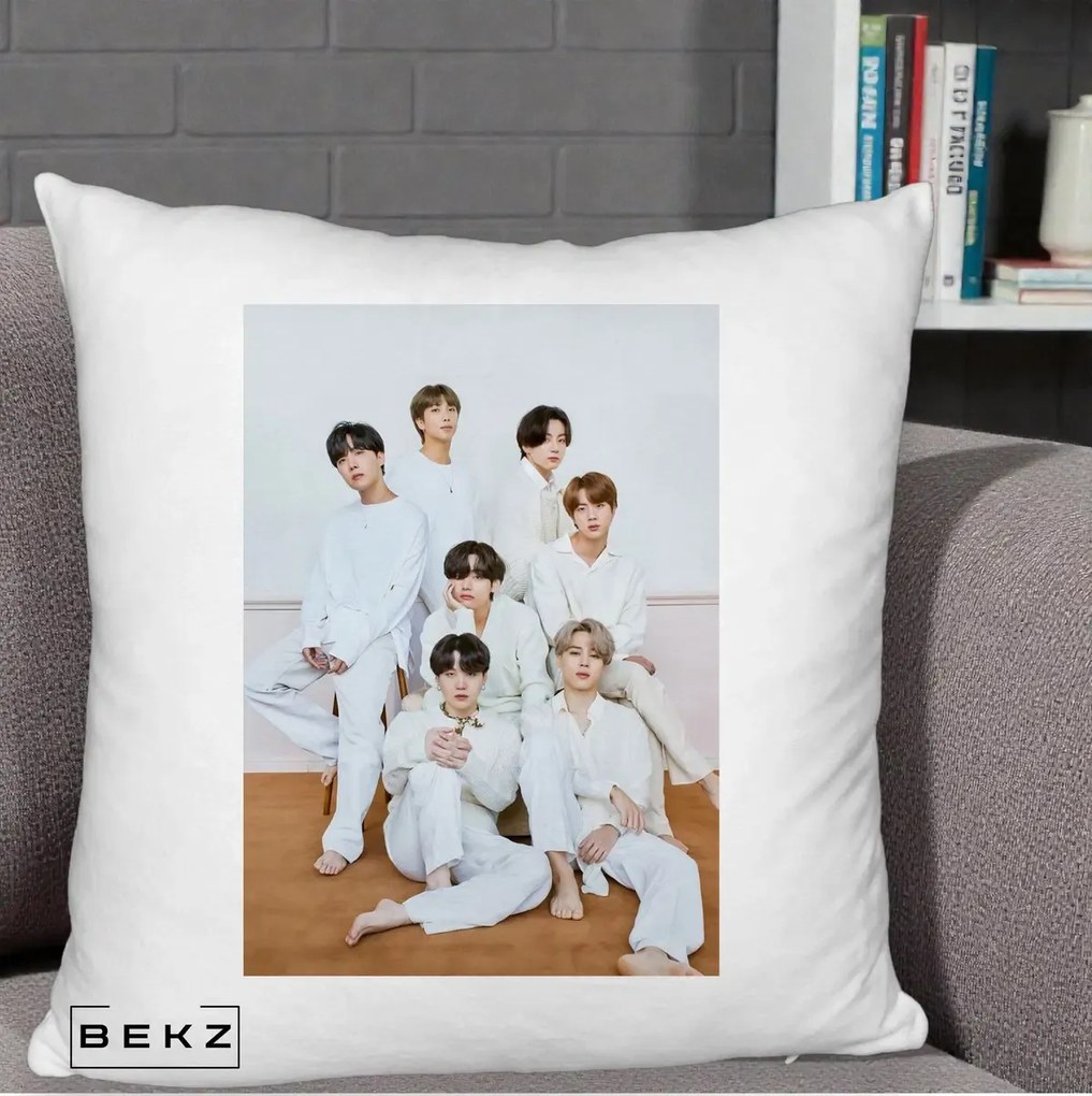 Perna Personalizata K-pop BTS Foto Grup All-White Elegant, 40x40 cm, Alb Pufos, Husa Detasabila, Perna Inclusa, BEKZ®