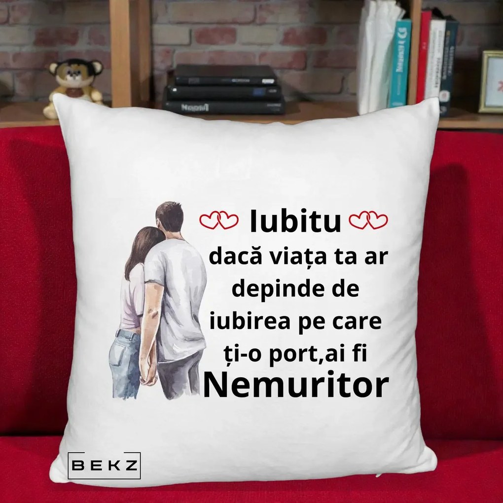 Cadou pentru Iubita - Perna Personalizata Iubitu Nemuritor cu Cuplu Acuarela si Inimi Rosii, 40x40 cm, Alb Pufos, Husa Detasabila, Perna Inclusa, BEKZ®