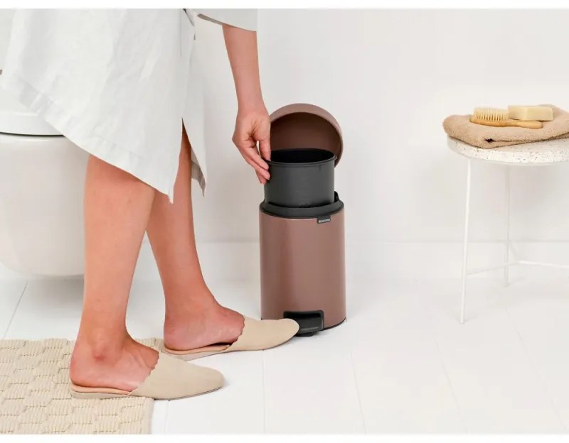 Cos de gunoi cu pedala Brabantia NewIcon 1008837, 3 L, Inchidere lina, Baza antiderapanta, Finisaj satinat, Maro