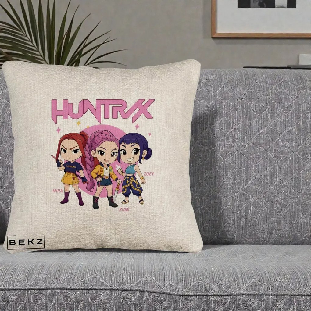 Perna Personalizata K-pop HUNTRX Trio Chibi cu Arme, 40x40 cm, Bej Canapea, Husa Detasabila, Perna Inclusa, BEKZ®