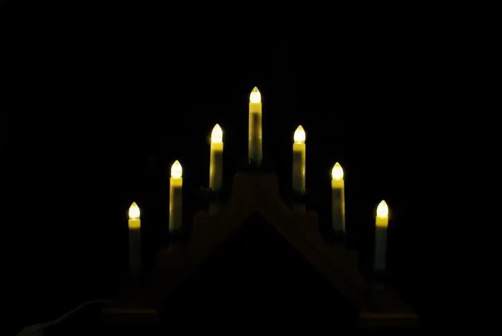 Decor de Crăciun - sfeșnic din lemn, 7 LED-uri