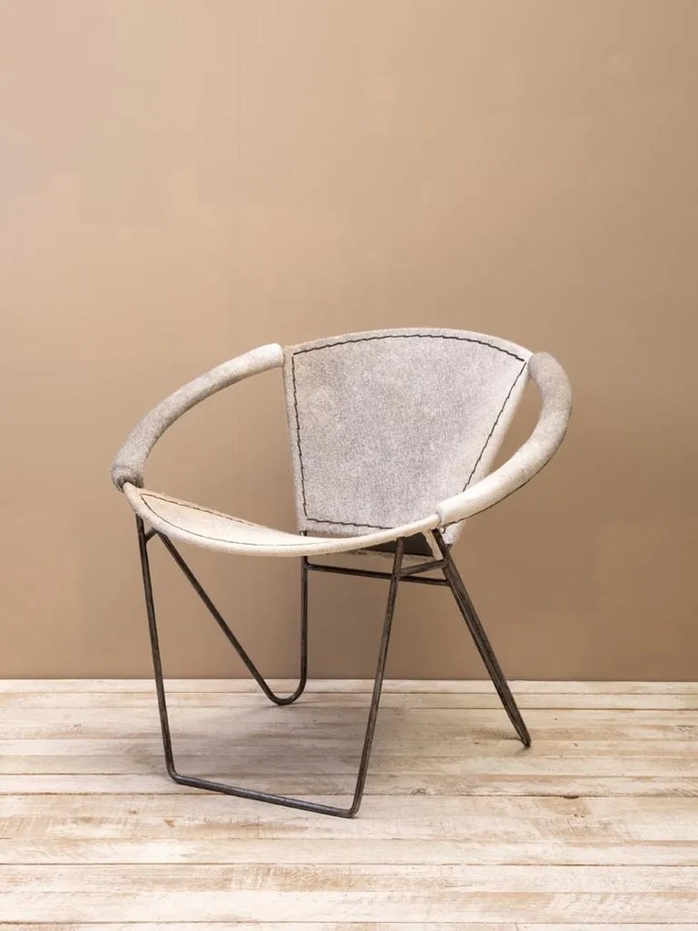 Fotoliu gri din piele de vacă cu structură din metal, „Arceau”