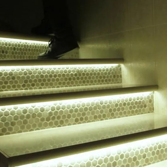 Kit Iluminat De Lux pentru Scări, 16 Trepte – Iluminare Reglabilă și Funcțională pentru Interioare Moderne