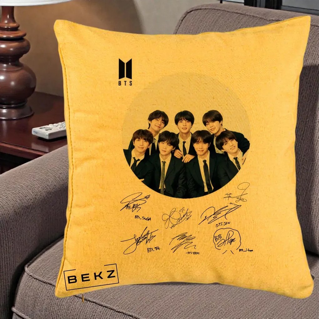 Perna Personalizata K-pop BTS Fotografie Grup Costum Negru si Autografe Cerc, 40x40 cm, Galben, Husa Detasabila, Perna Inclusa, BEKZ®