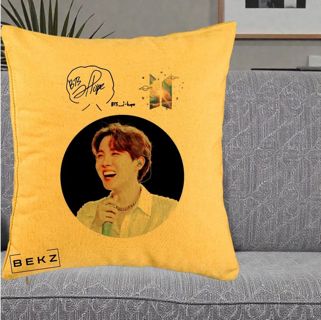 Perna Personalizata K-pop BTS J-Hope Portret cu Autograf, 40x40 cm, Galben, Husa Detasabila, Perna Inclusa, BEKZ®