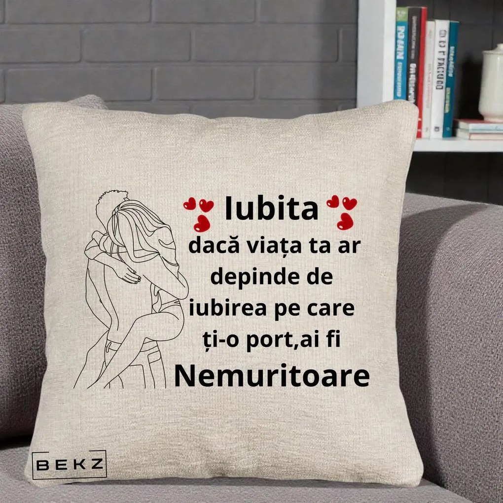 Cadou pentru Iubita - Perna Personalizata Iubita Nemuritoare cu Cuplu Line-Art si Inimi Rosii, 40x40 cm, Bej Canapea, Husa Detasabila, Perna Inclusa, BEKZ®