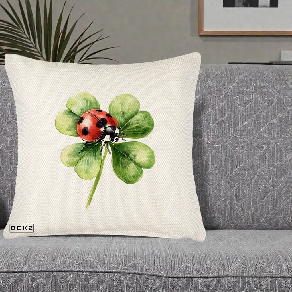 Perna Decorativa Buburuza Norocoasa pe Trifoi cu Patru Foi, 40x40 cm, Crem Reliefat, Husa Detasabila, Perna Inclusa, BEKZ®