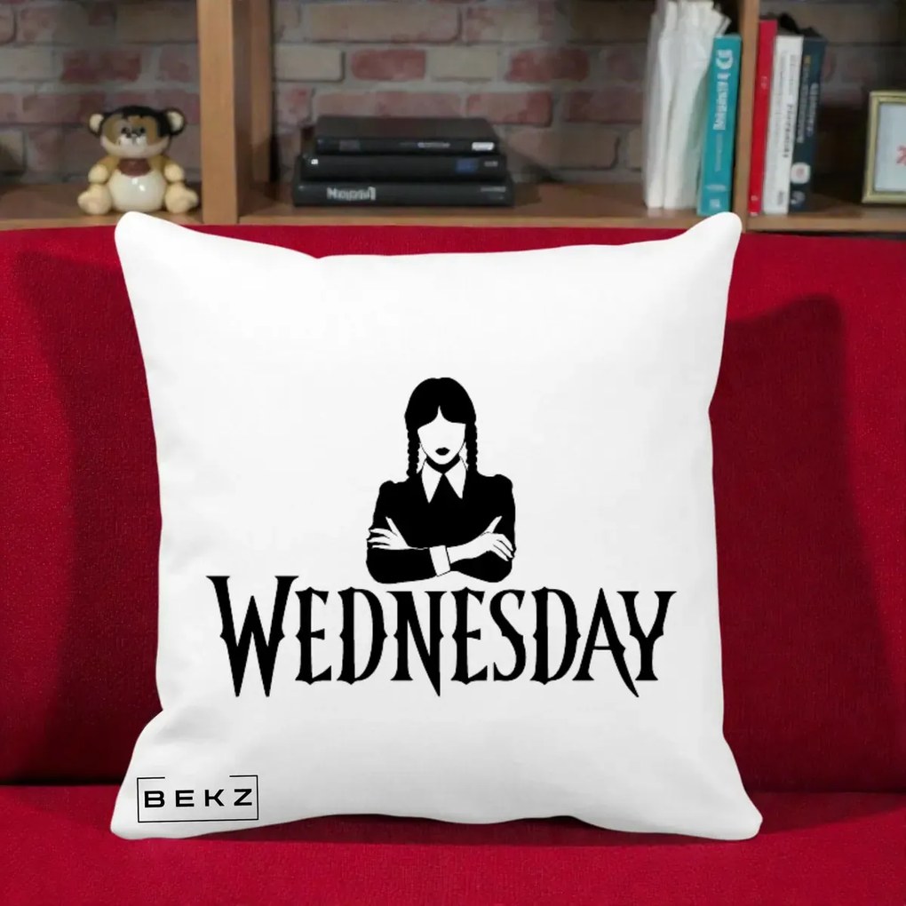 Perna Personalizata Wednesday Addams cu Brate Incrucisate, 40x40 cm, Alba Mata, Husa Detasabila, Perna Inclusa, BEKZ®