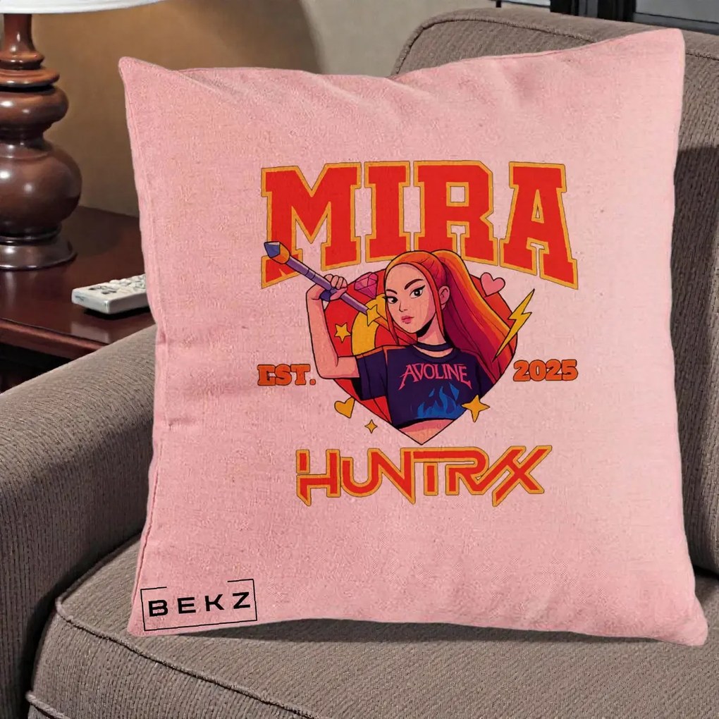 Perna Personalizata K-pop HUNTRX Mira Personaj Avoline, 40x40 cm, Roz, Husa Detasabila, Perna Inclusa, BEKZ®