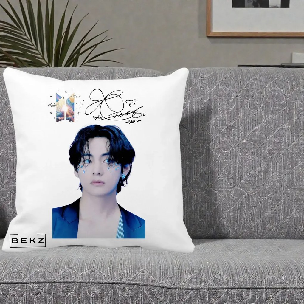 Perna Personalizata K-pop BTS V Taehyung Portret cu Autograf, 40x40 cm, Alba Mata, Husa Detasabila, Perna Inclusa, BEKZ®