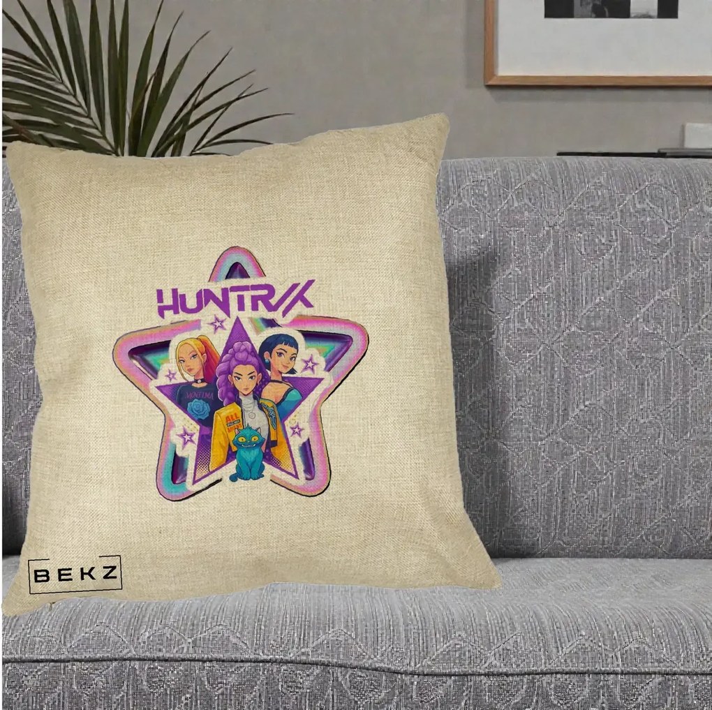 Perna Personalizata K-pop HUNTRX Trio Stea cu Pisica, 40x40 cm, Crem, Husa Detasabila, Perna Inclusa, BEKZ®