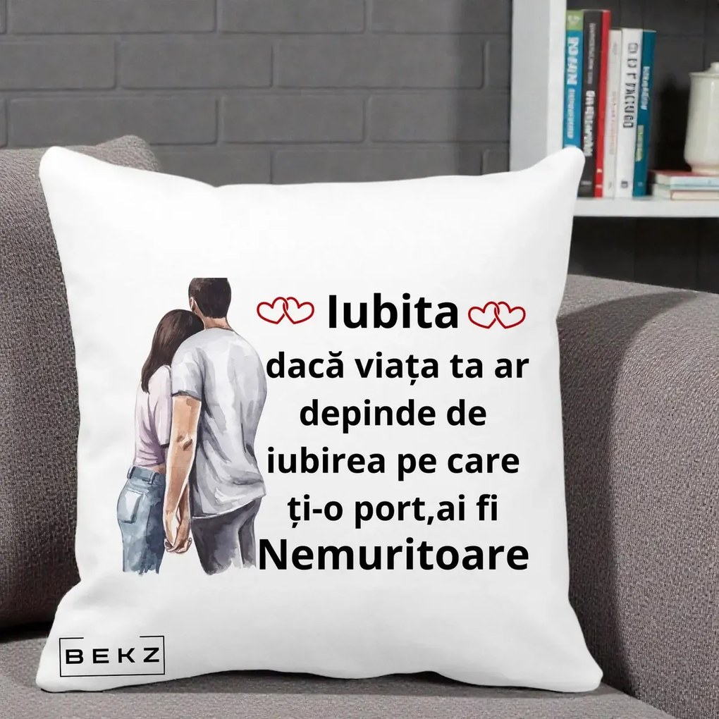 Cadou pentru Iubita - Perna Personalizata Iubita Nemuritoare cu Cuplu Acuarela Roz si Inimi, 40x40 cm, Alba Mata, Husa Detasabila, Perna Inclusa, BEKZ®