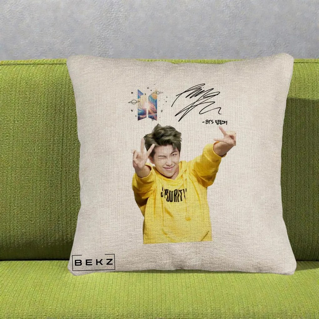 Perna Personalizata K-pop BTS RM Namjoon Hanorac Galben Autograf, 40x40 cm, Bej Canapea, Husa Detasabila, Perna Inclusa, BEKZ®