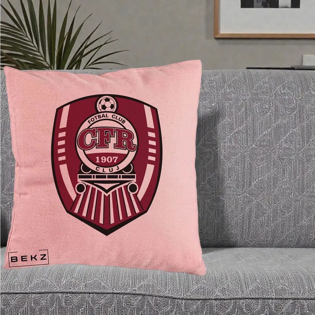 Perna Personalizata CFR Cluj Fotbal Club 1907, 40x40 cm, Roz, Husa Detasabila, Perna Inclusa, BEKZ®