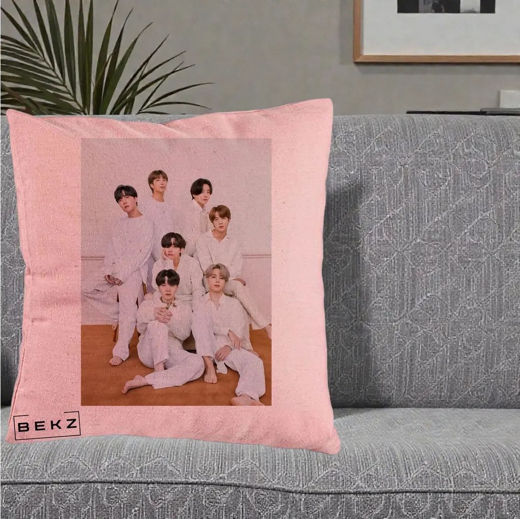 Perna Personalizata K-pop BTS Foto Grup All-White Elegant, 40x40 cm, Roz, Husa Detasabila, Perna Inclusa, BEKZ®