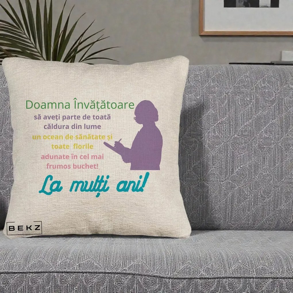 Perna personalizata invatatoare: Doamna invatatoare, La multi ani, 40x40 cm cu Umplutura, Bej Canapea, BEKZ