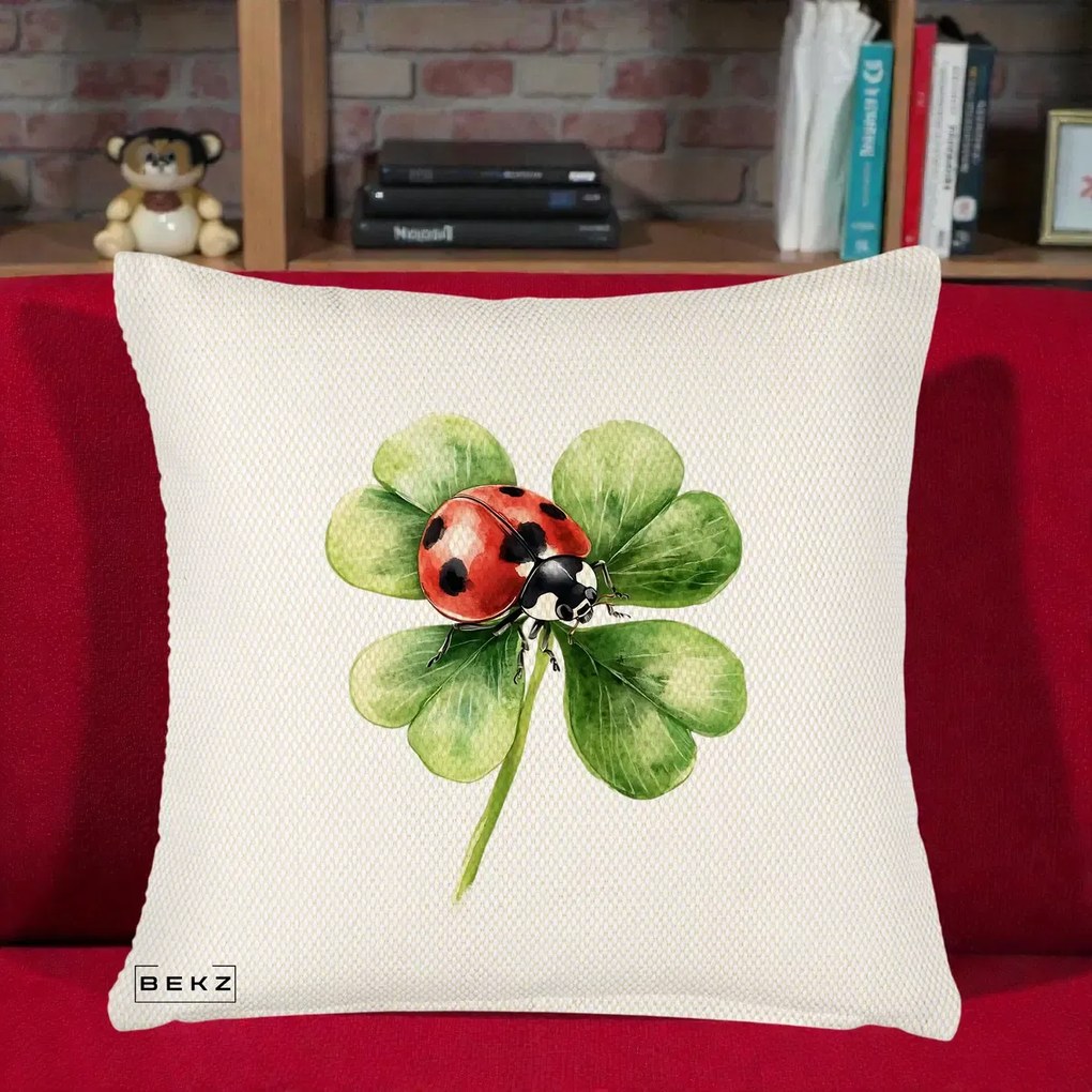Perna Decorativa Buburuza Norocoasa pe Trifoi cu Patru Foi, 40x40 cm, Crem Reliefat, Husa Detasabila, Perna Inclusa, BEKZ®
