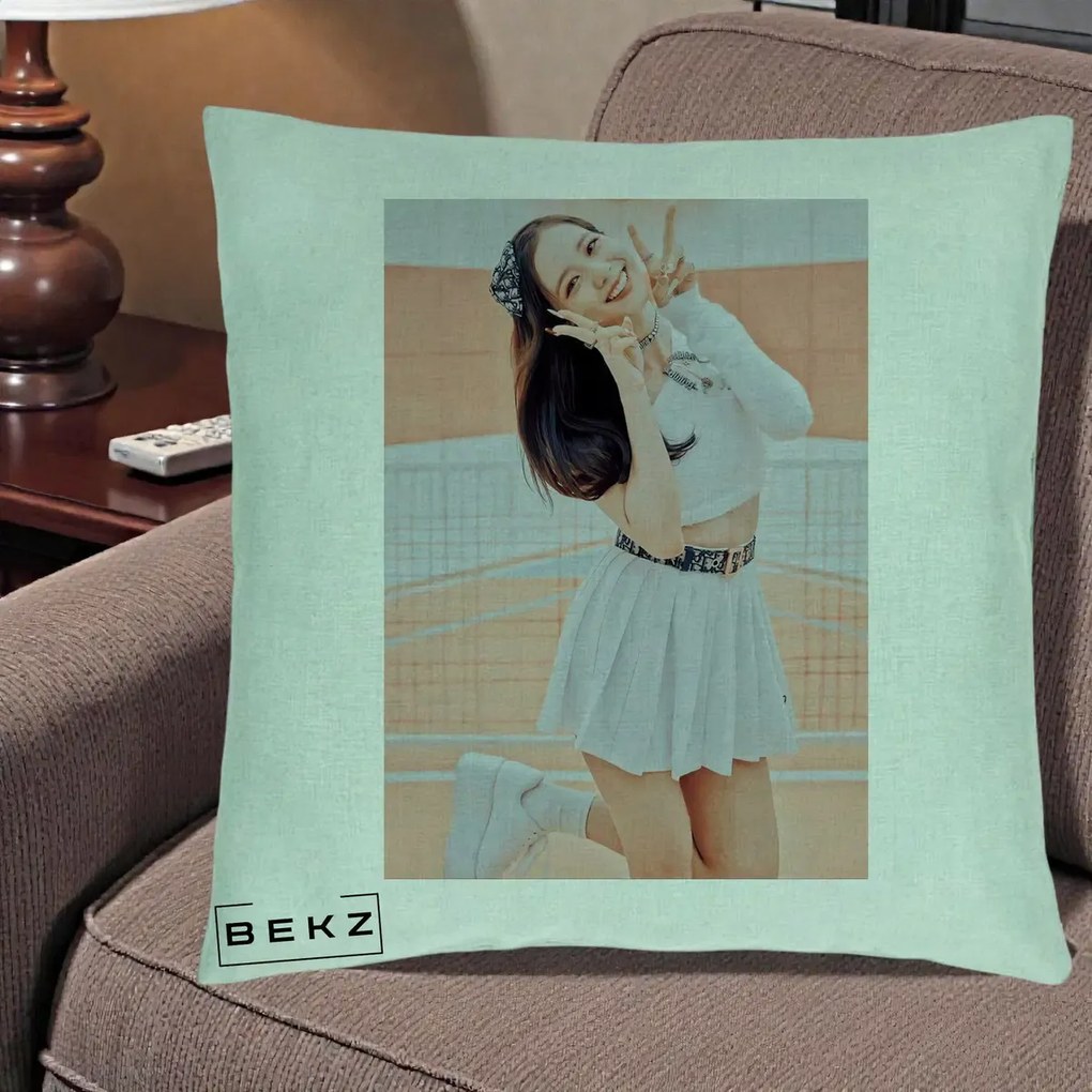 Perna Personalizata K-pop BLACKPINK Nayeon/Jisoo Tenis Alb, 40x40 cm, Verde Menta, Husa Detasabila, Perna Inclusa, BEKZ®