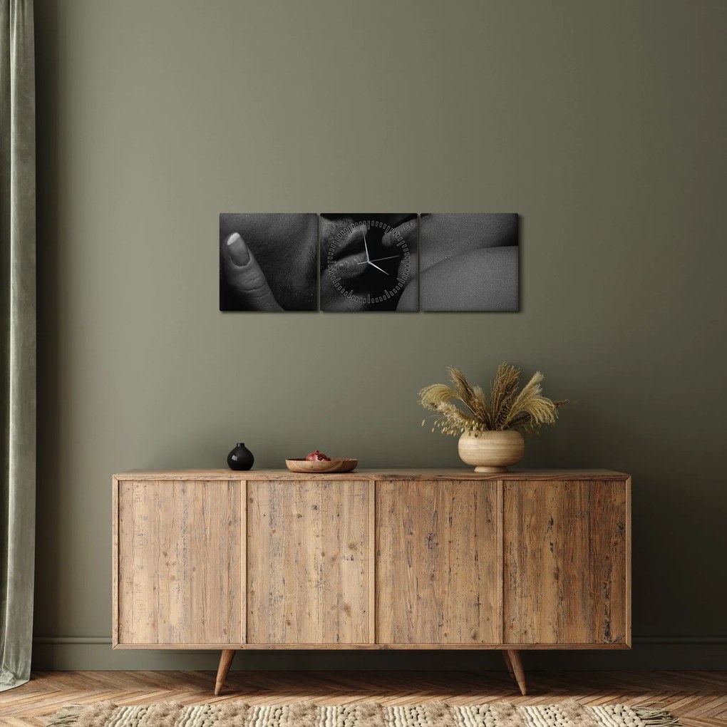 Tablou - Sărutul, fotografie alb-negru (cu ceas) (90x30 cm)
